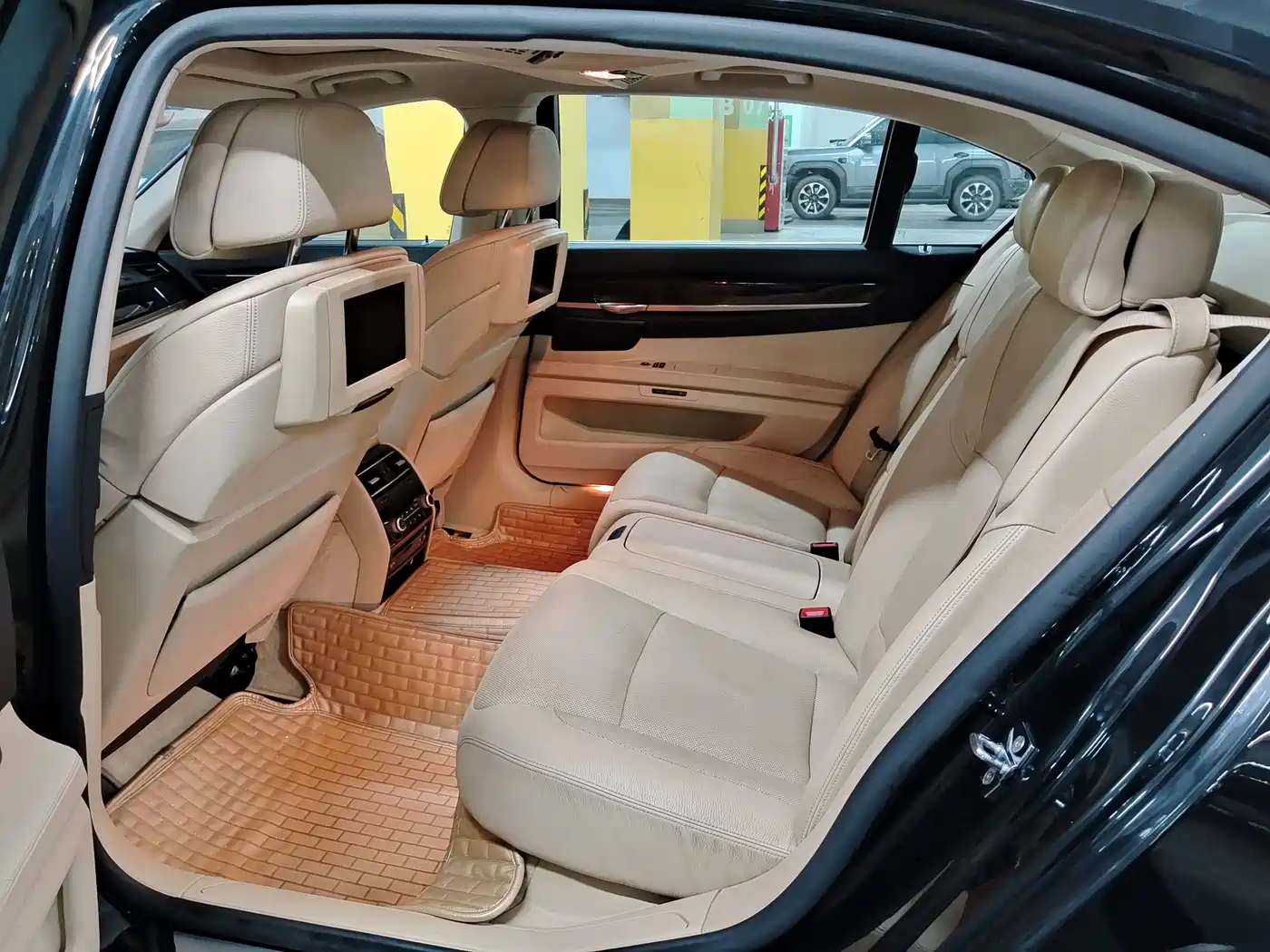 BMW 7 Series 2009 Model 740Li Leading Edition фото 8
