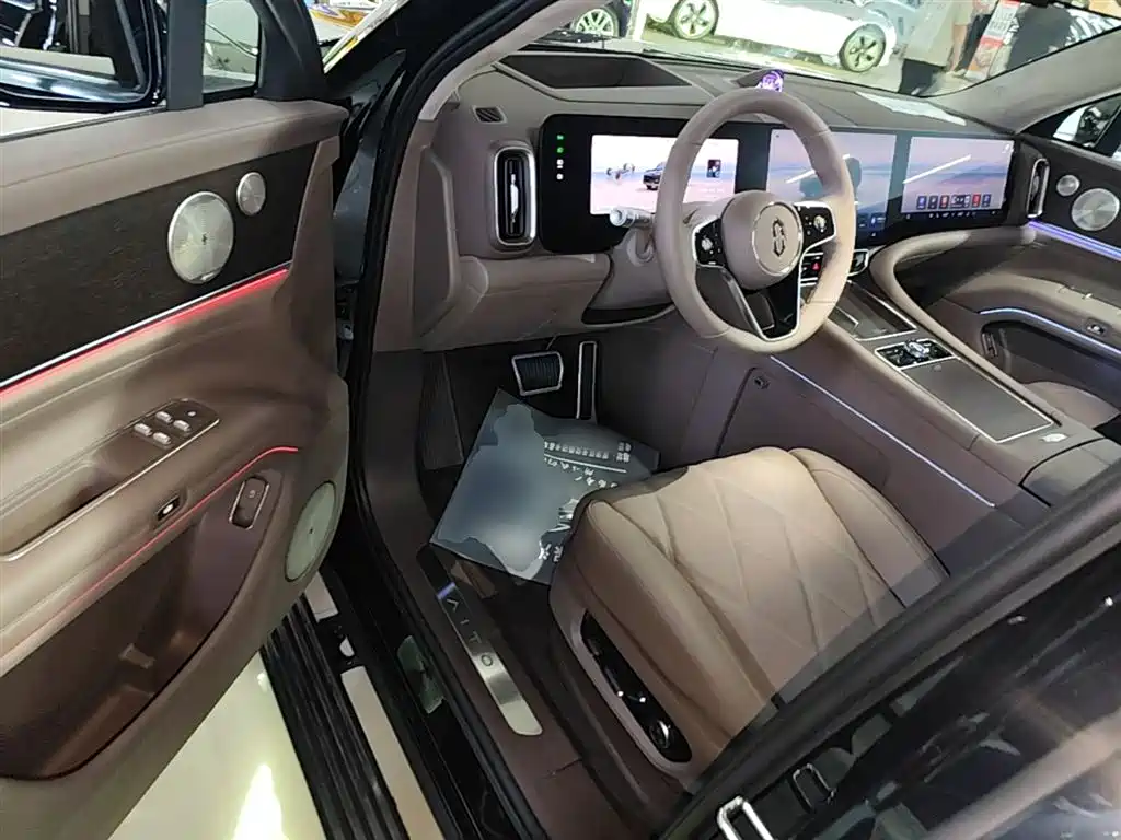 AITO Wenjie AITO M9 2025 Extended Range Ultra 52kWh 6-Seater фото 16