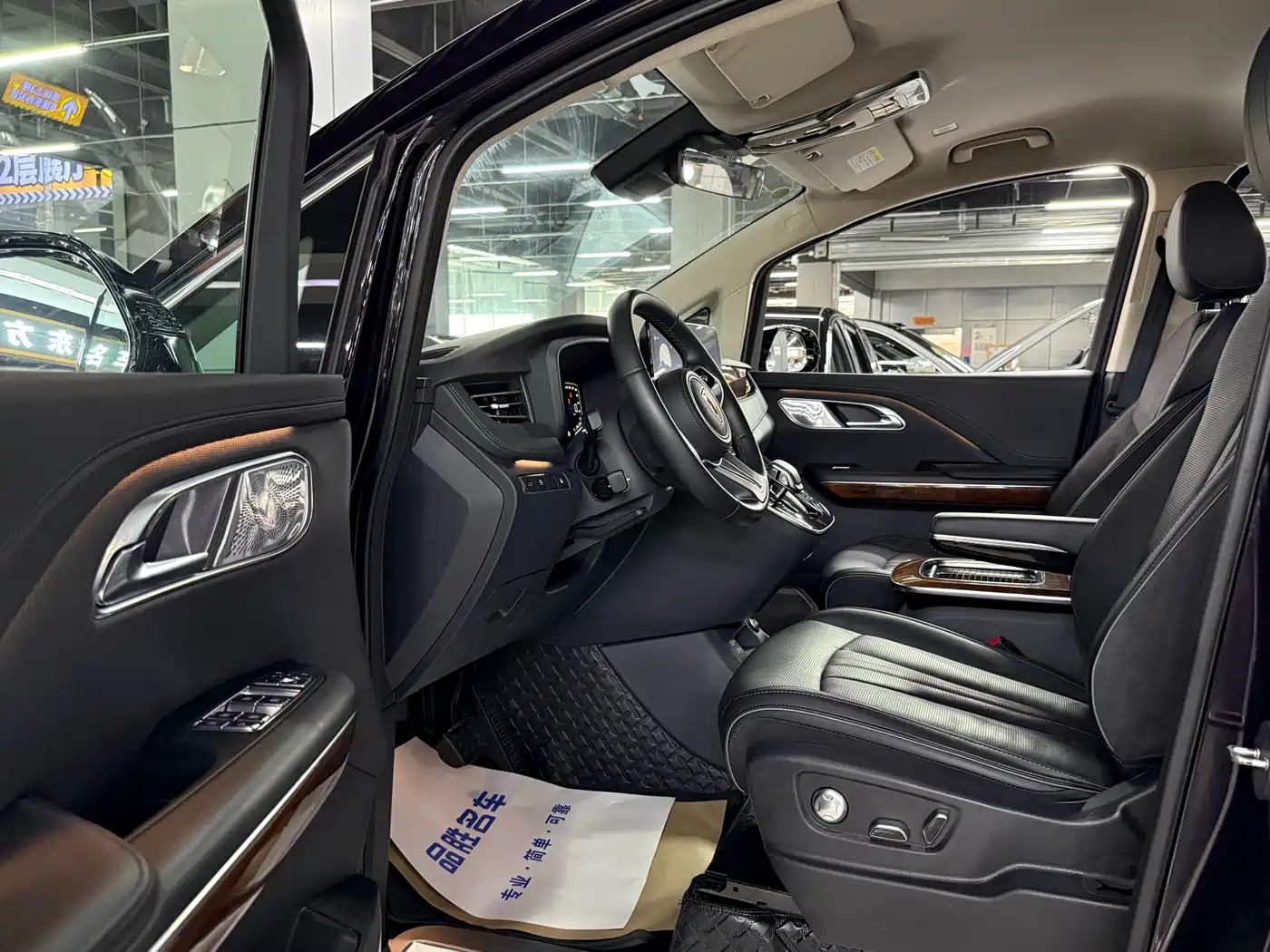 Hongqi HQ9 PHEV 2024 Model 2.0T AWD Luxury Edition фото 7