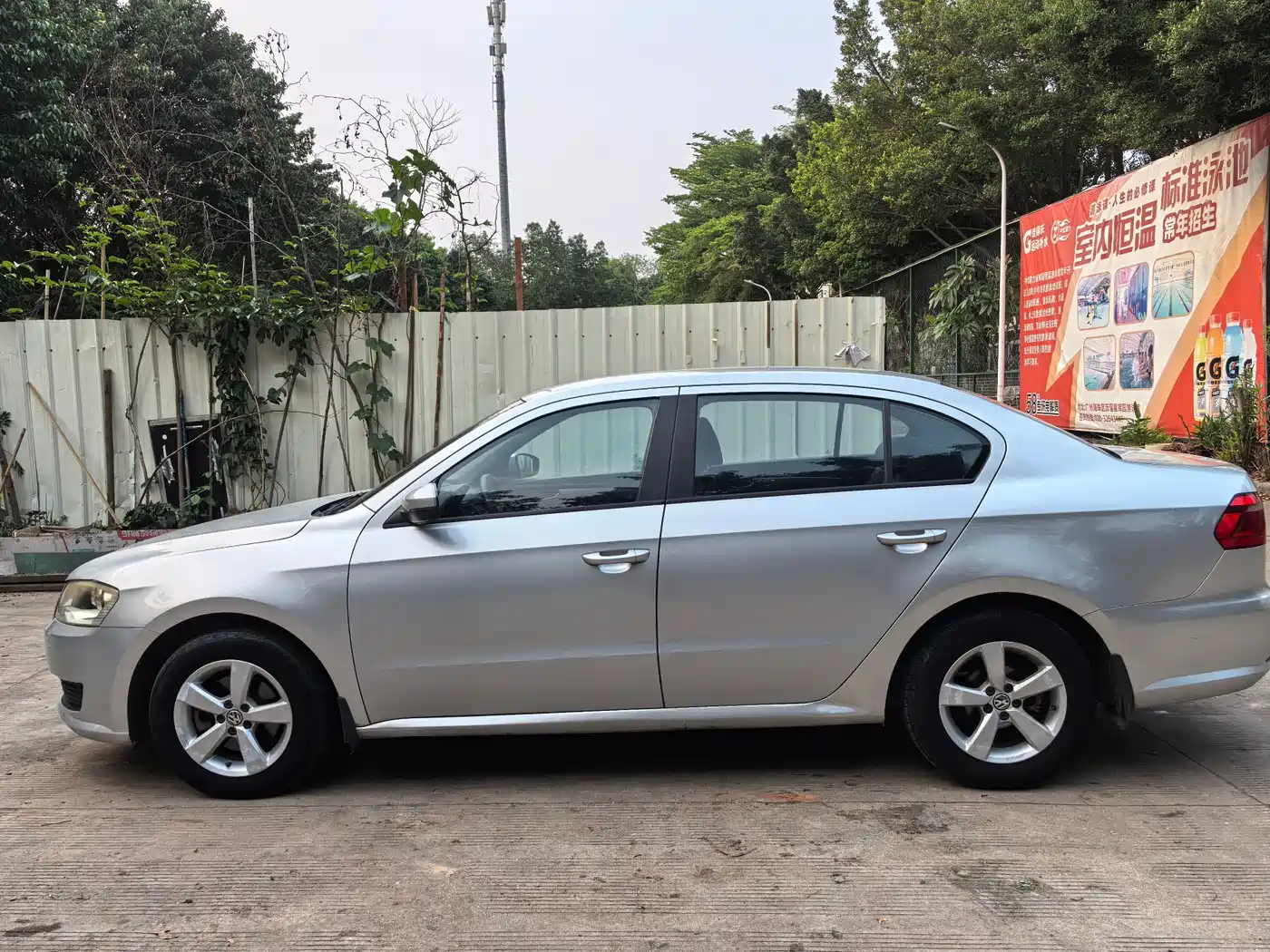 Volkswagen Lavida 2013 1.6L Automatic Trend Edition фото 3
