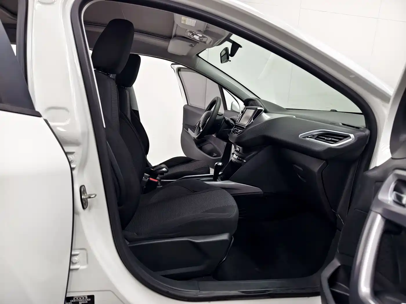 Peugeot 2008 2014 1.6L Automatic Fashion Edition фото 13