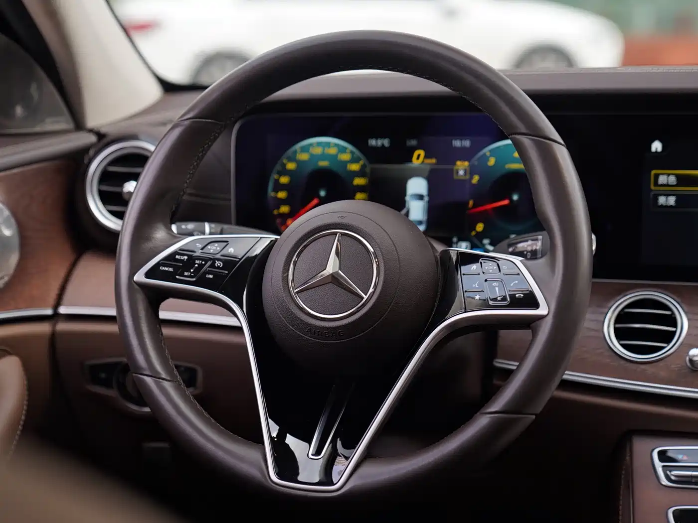 Mercedes-Benz E-Class 2023 E 300 L Fashion фото 11