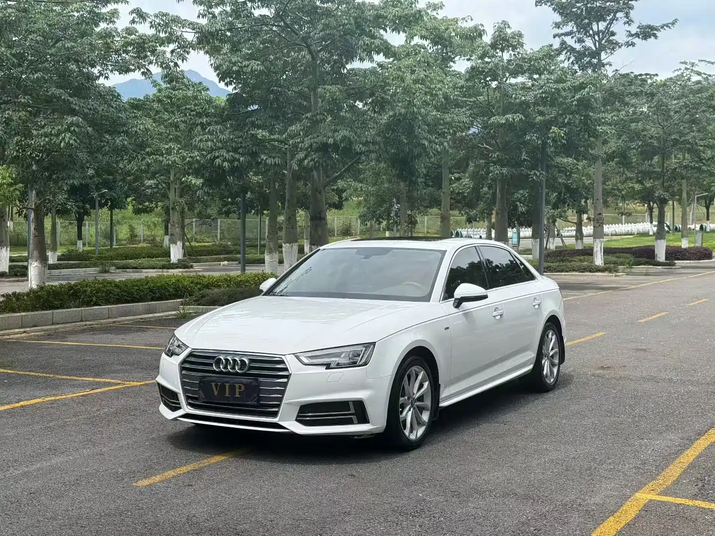 Фото 1 - Audi A4L