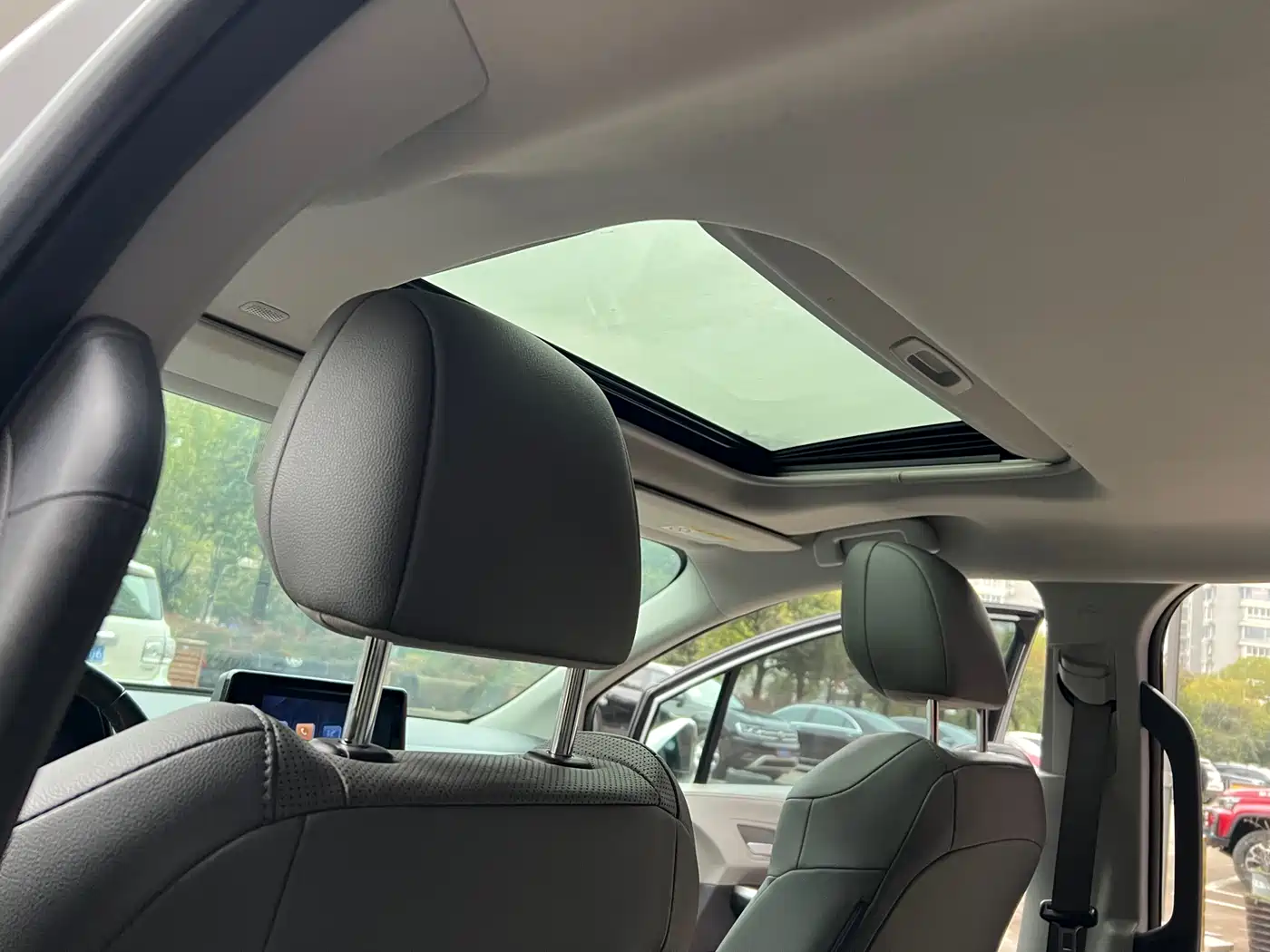 Toyota Sienna 2023 2.5L Hybrid Luxury Edition фото 4