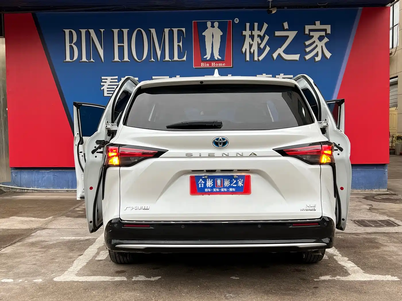 Toyota Sienna 2023 2.5L Hybrid Luxury Edition фото 8
