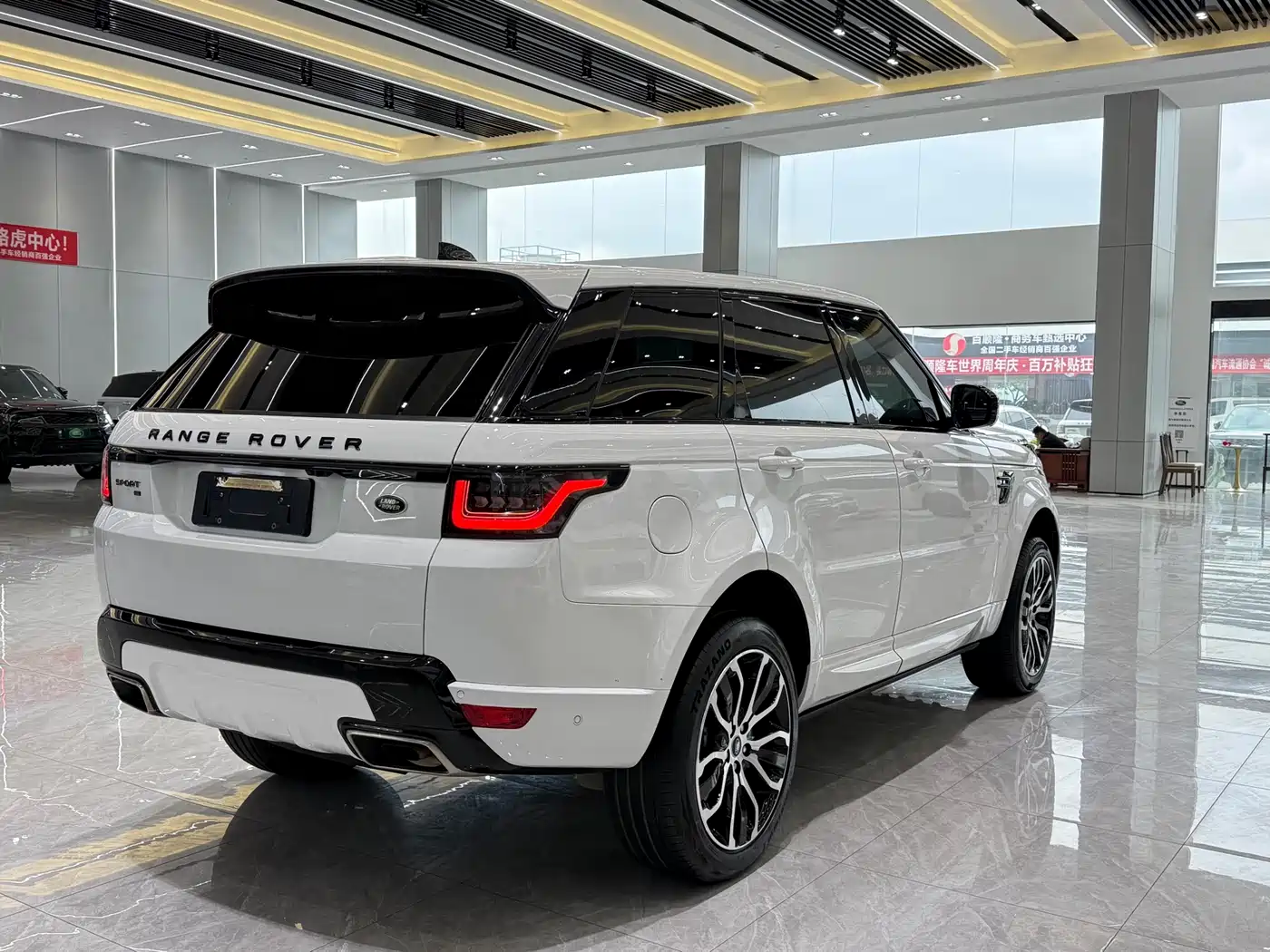 Land Rover Range Rover Sport 2022 3.0 L6 Gloss Black Edition фото 5