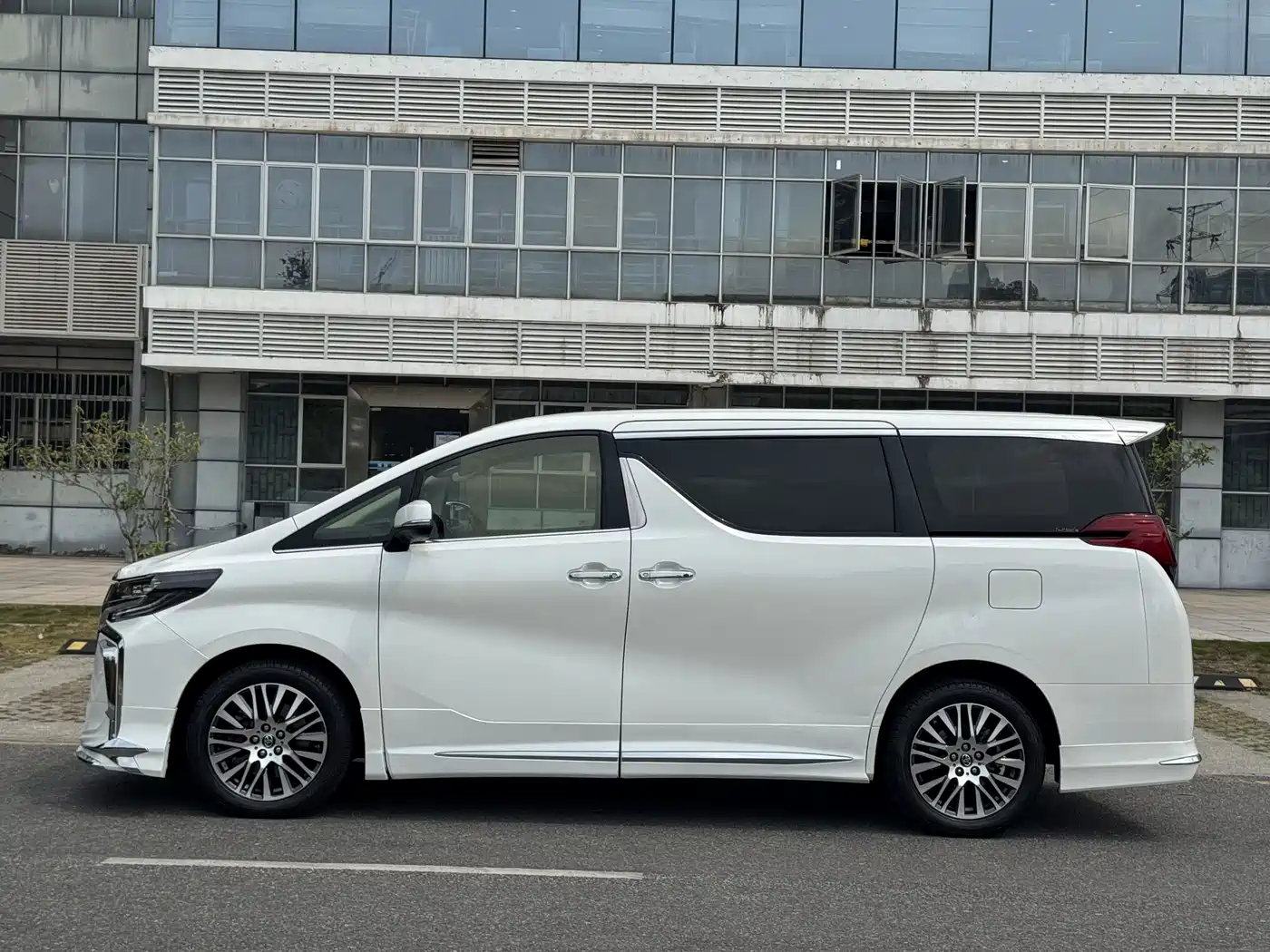 Toyota Alphard 2015 3.5L Premium Edition фото 17