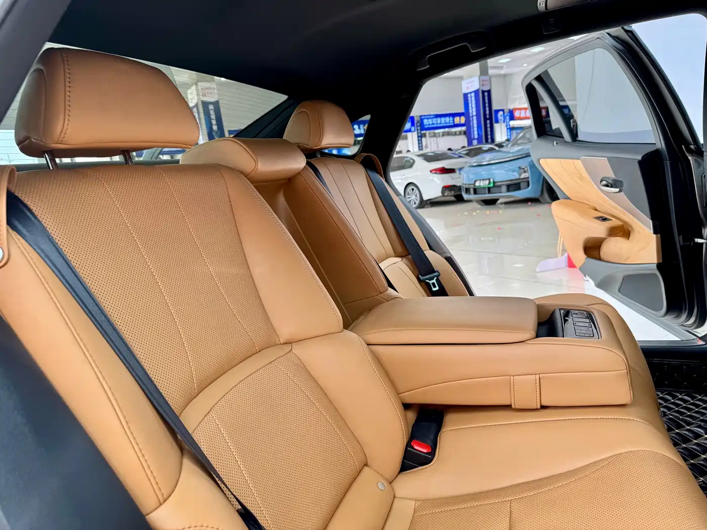Lexus LS 2021 500h Excellence Edition фото 14