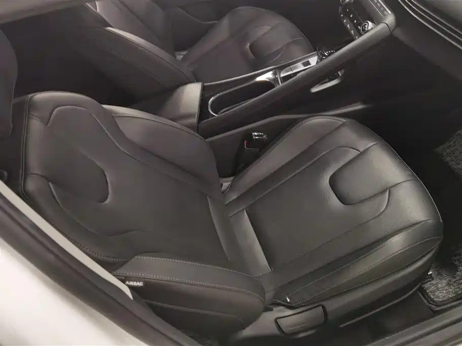 Hyundai Elantra 2021 1.5L CVT LUX Premium Edition фото 8