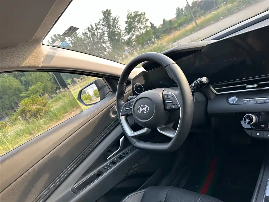 Hyundai Elantra 2023 Model 1.5L CVT LUX Premium Edition фото 18