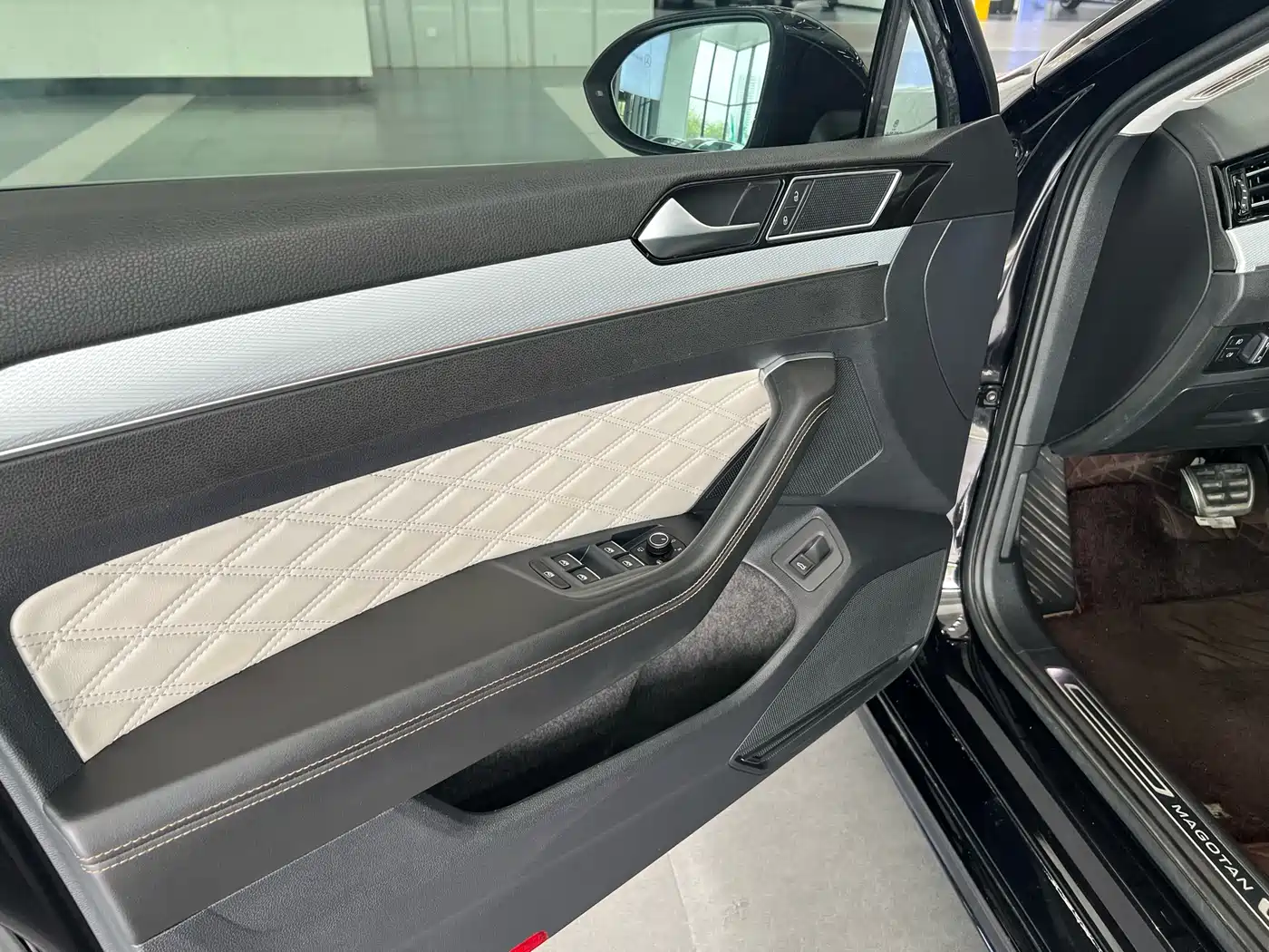 Volkswagen Magotan 2023 Model 2 Million Commemorative Edition 330TSI DSG Luxury фото 13