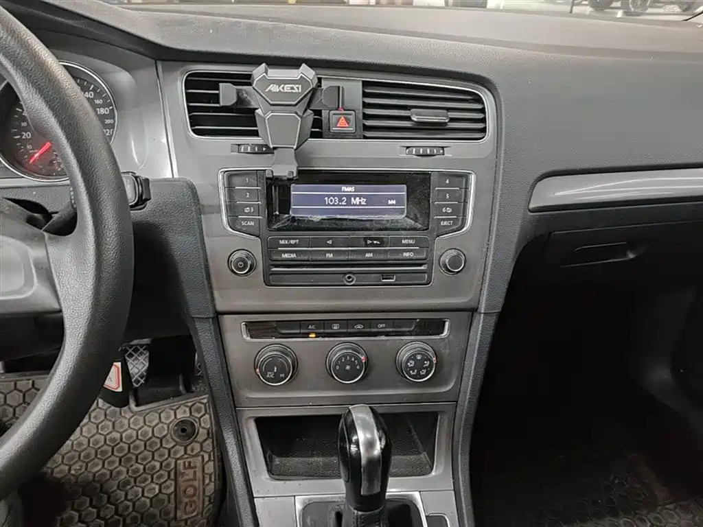 Volkswagen Golf 2014 1.6L Automatic Fashion Edition фото 20