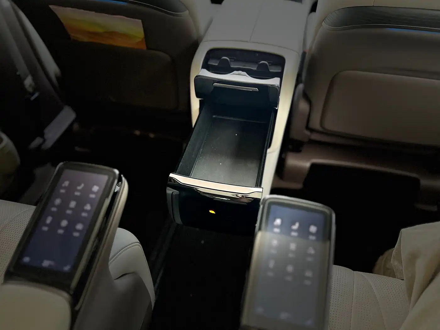 Denza D9 2023 2022 DM-i 970 AWD Flagship