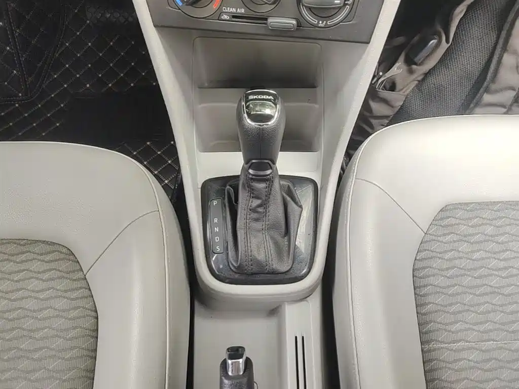 Škoda Rapid 2016 1.6L Automatic Pioneer Edition фото 14