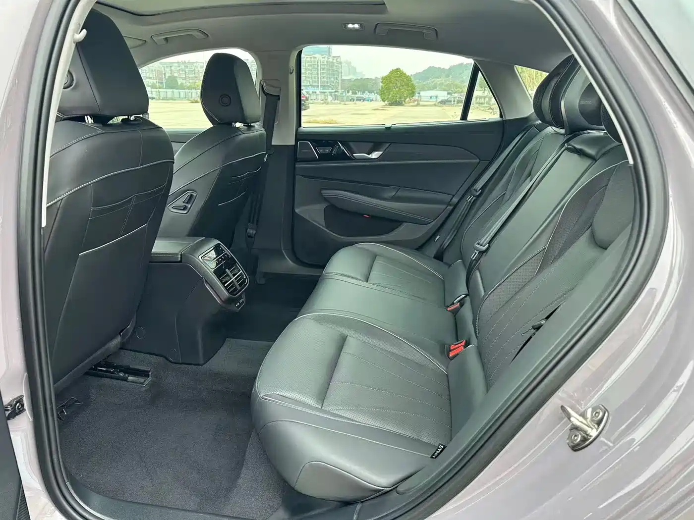 Volkswagen Passat 2025 Outstanding 380TSI Dragon Glory Edition фото 8