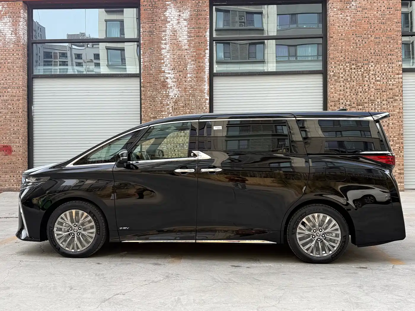Toyota Alphard 2025 Hybrid 2.5L Ultimate Gold Edition фото 4