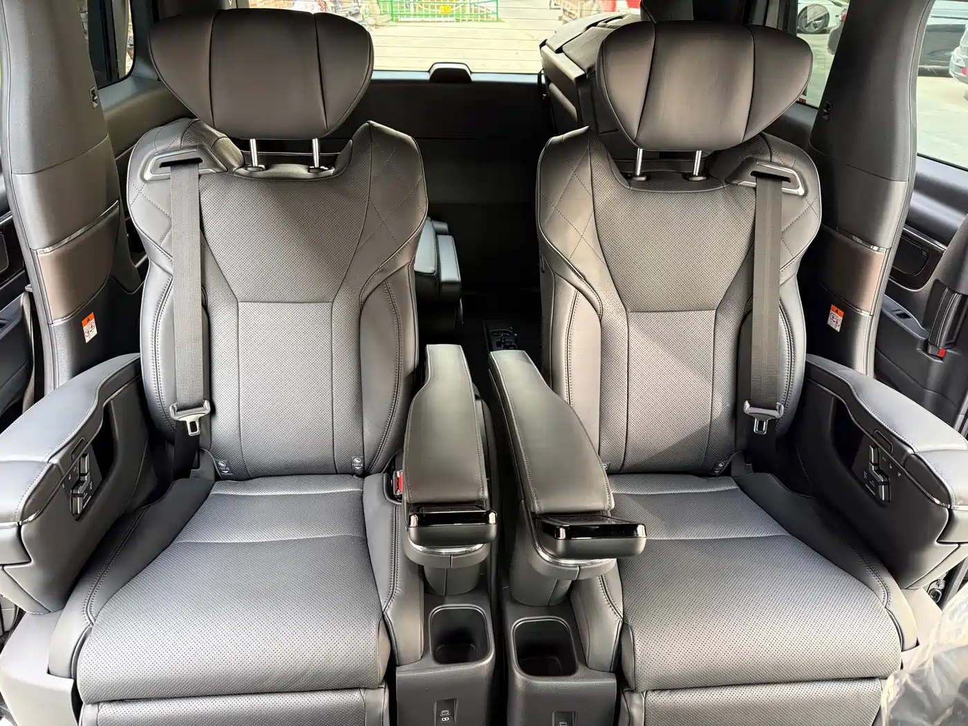 Toyota Alphard 2025 Hybrid 2.5L Ultimate Gold Edition фото 14