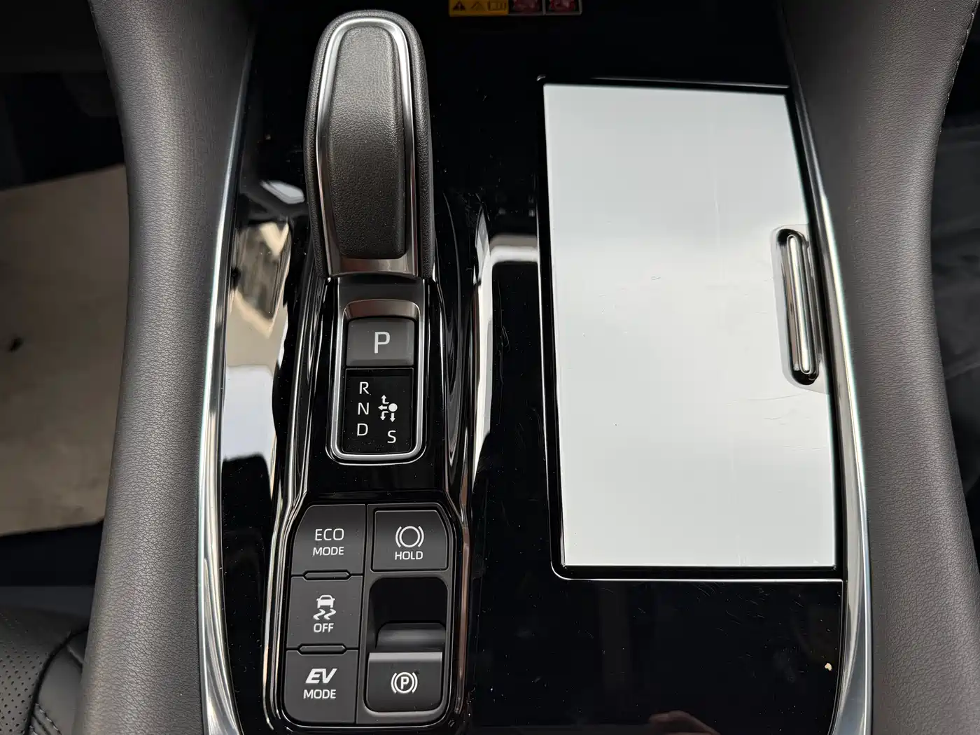 Toyota Alphard 2025 Hybrid 2.5L Ultimate Gold Edition фото 17