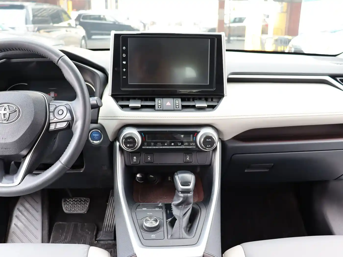 Фото 13 - Toyota RAV4