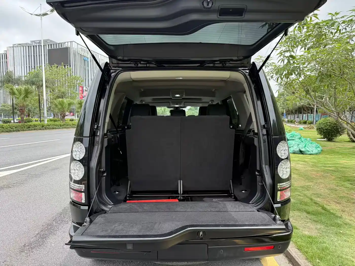 Land Rover Discovery 2015 3.0 SC V6 SE фото 17