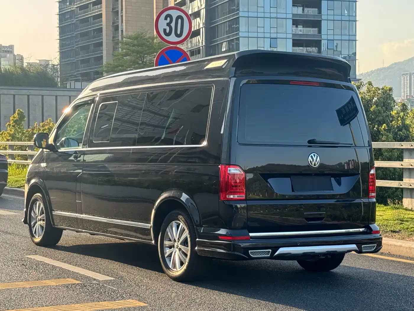 Volkswagen Multivan 2017 2.0TSI AWD Premium Edition 7-Seater фото 4