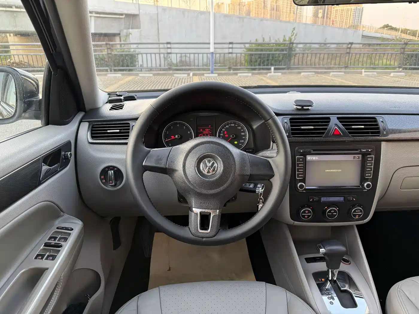 Volkswagen Bora 2012 1.6L Automatic Luxury Model фото 14