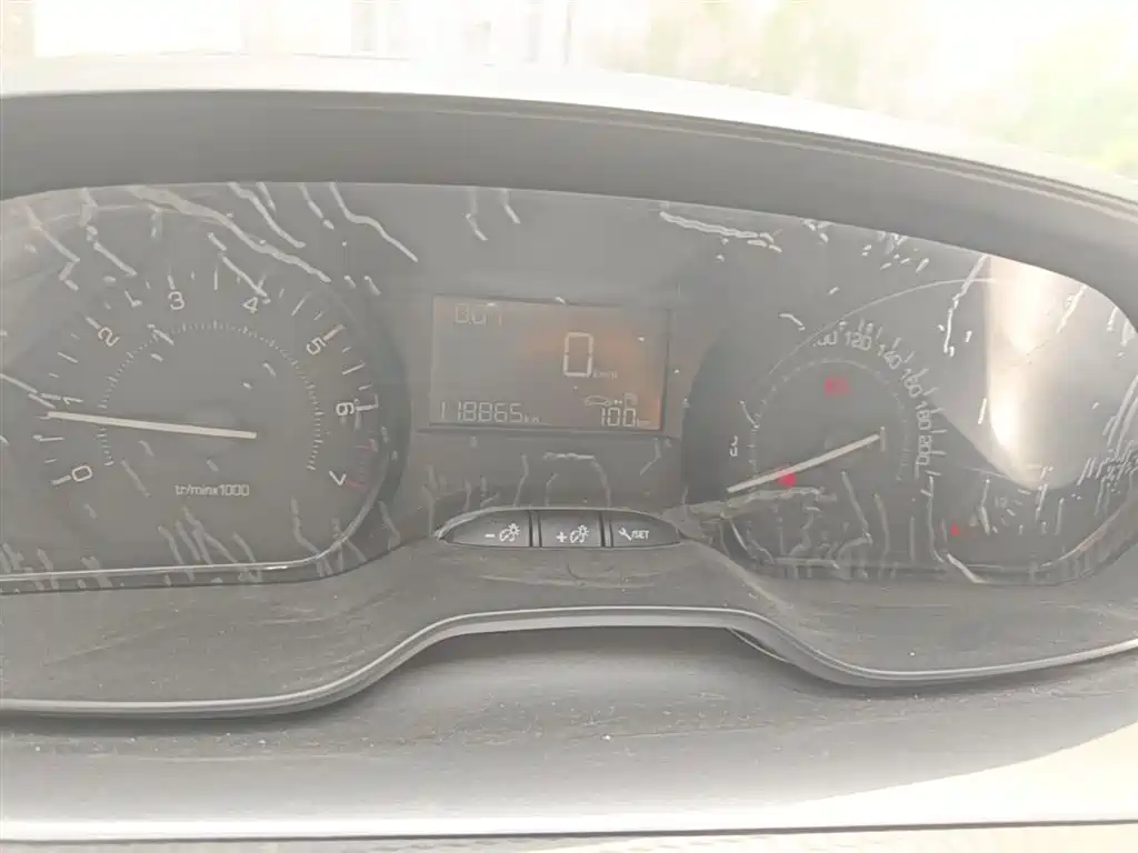 Peugeot 2008 2014 1.6L Manual Trend Edition фото 12