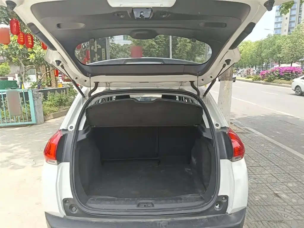 Peugeot 2008 2014 1.6L Manual Trend Edition фото 19