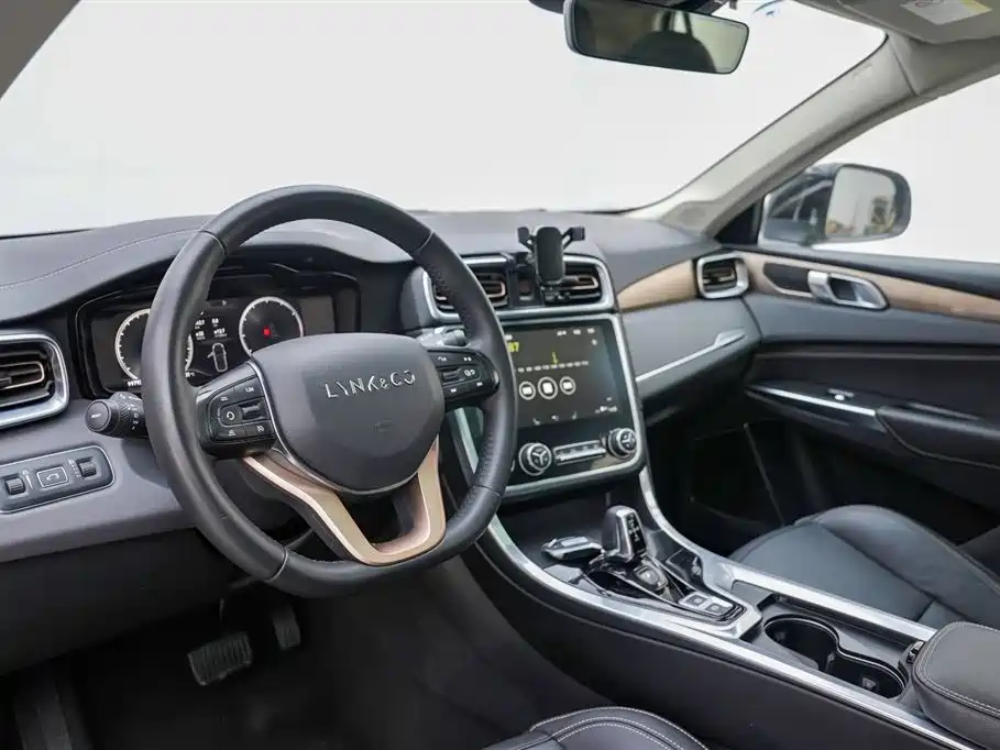 Lynk & Co 01 2017 2.0T 2WD фото 6
