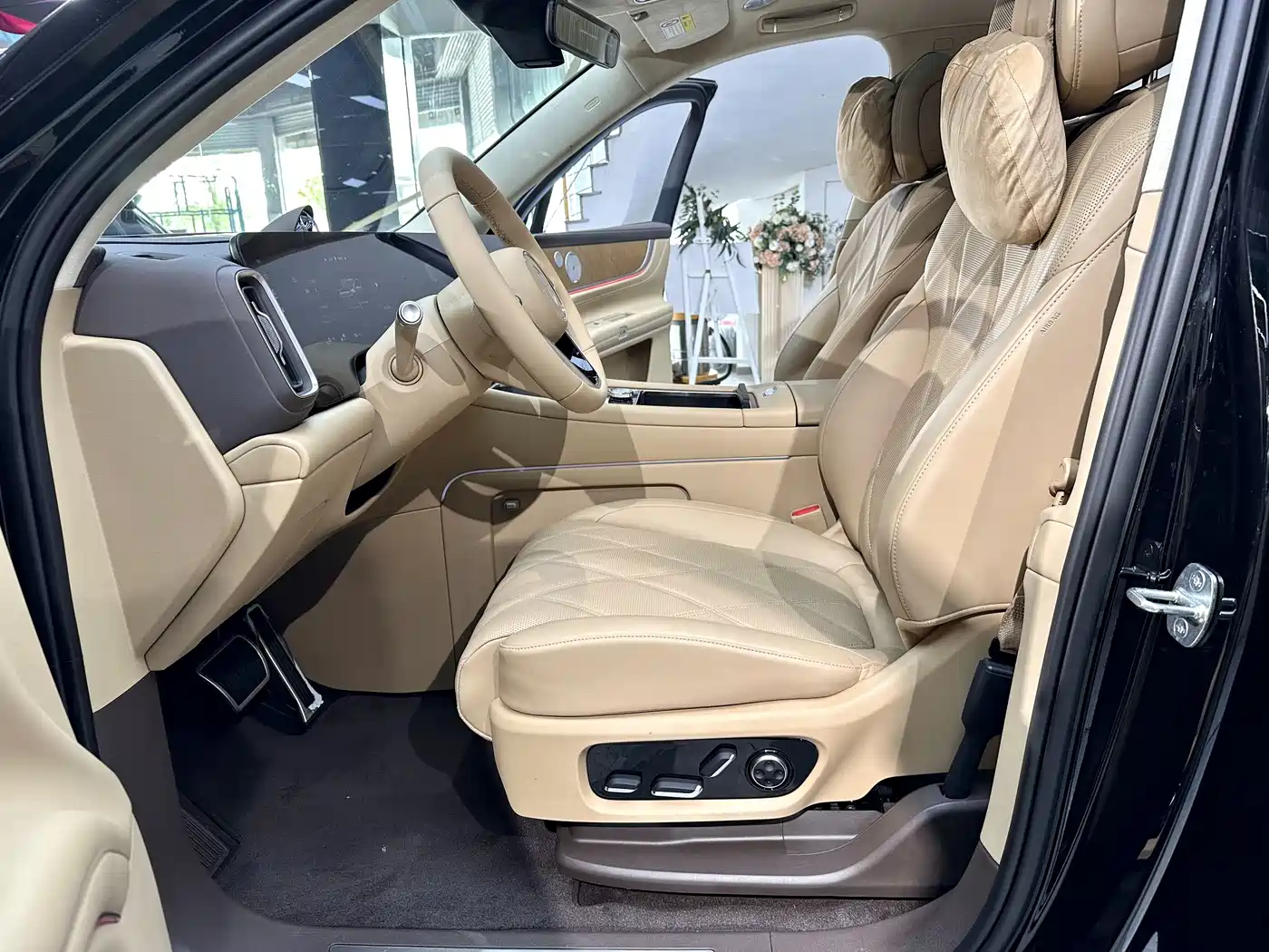 AITO Wenjie AITO M9 2025 Extended Range Ultra 52kWh 6-Seater фото 9