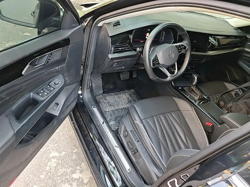 Volkswagen Passat 2023 330TSI Luxury Edition фото 16