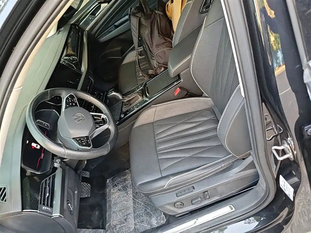 Volkswagen Passat 2023 330TSI Luxury Edition фото 15