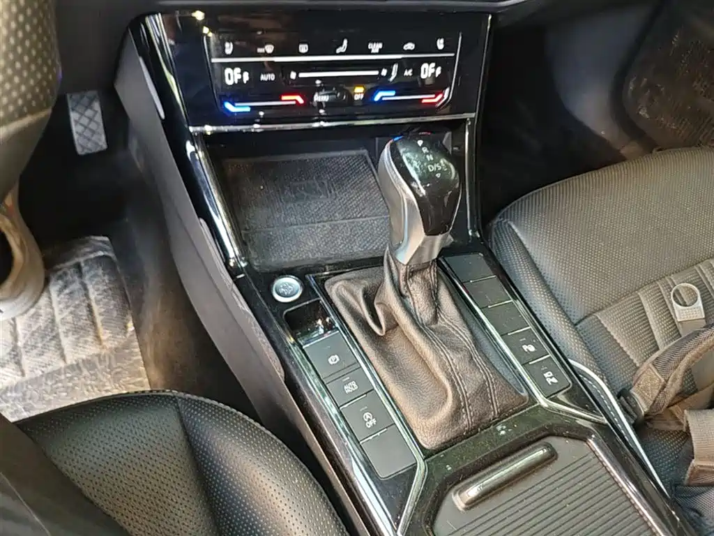 Volkswagen Passat 2023 330TSI Luxury Edition фото 14