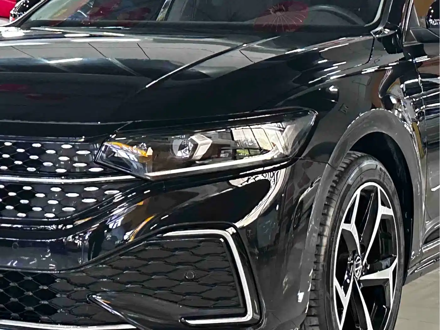 Volkswagen Passat 2025 Outstanding 330TSI Starlight Elite Edition фото 20