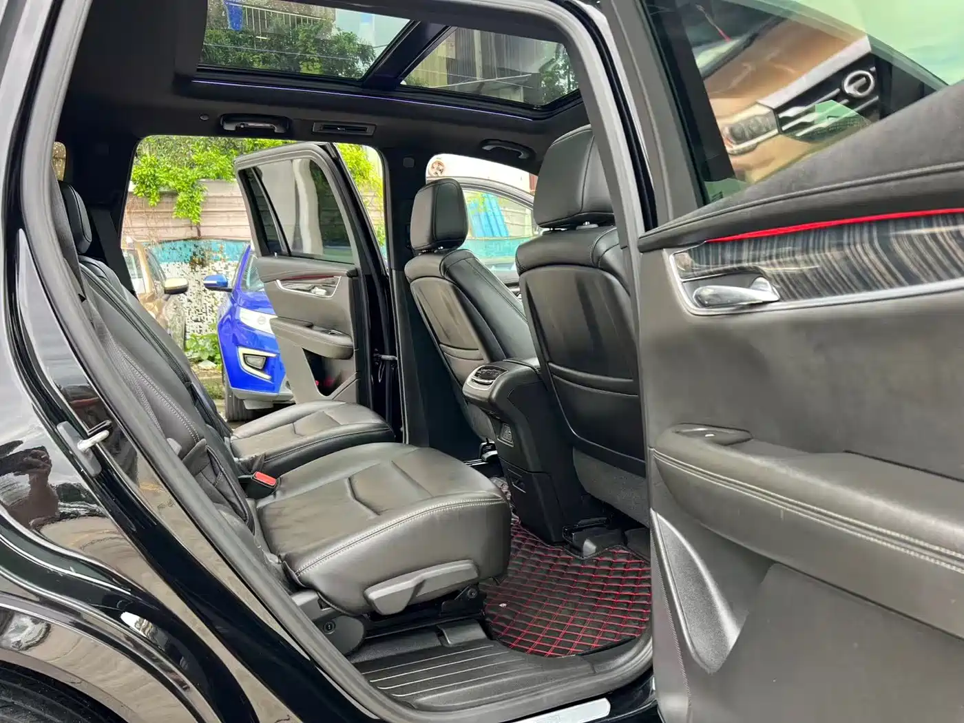 Photo 8 - Cadillac XT6
