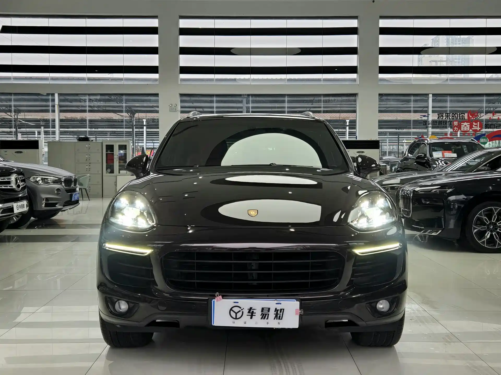 Photo 2 - Porsche Cayenne New Energy