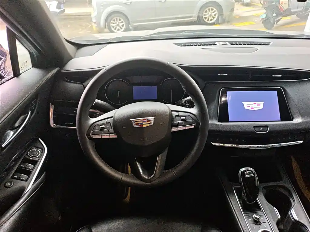 CADILLAC XT4