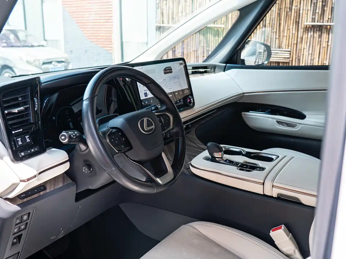 Lexus LM 2023 500h 6-Seater Prestige Edition фото 6