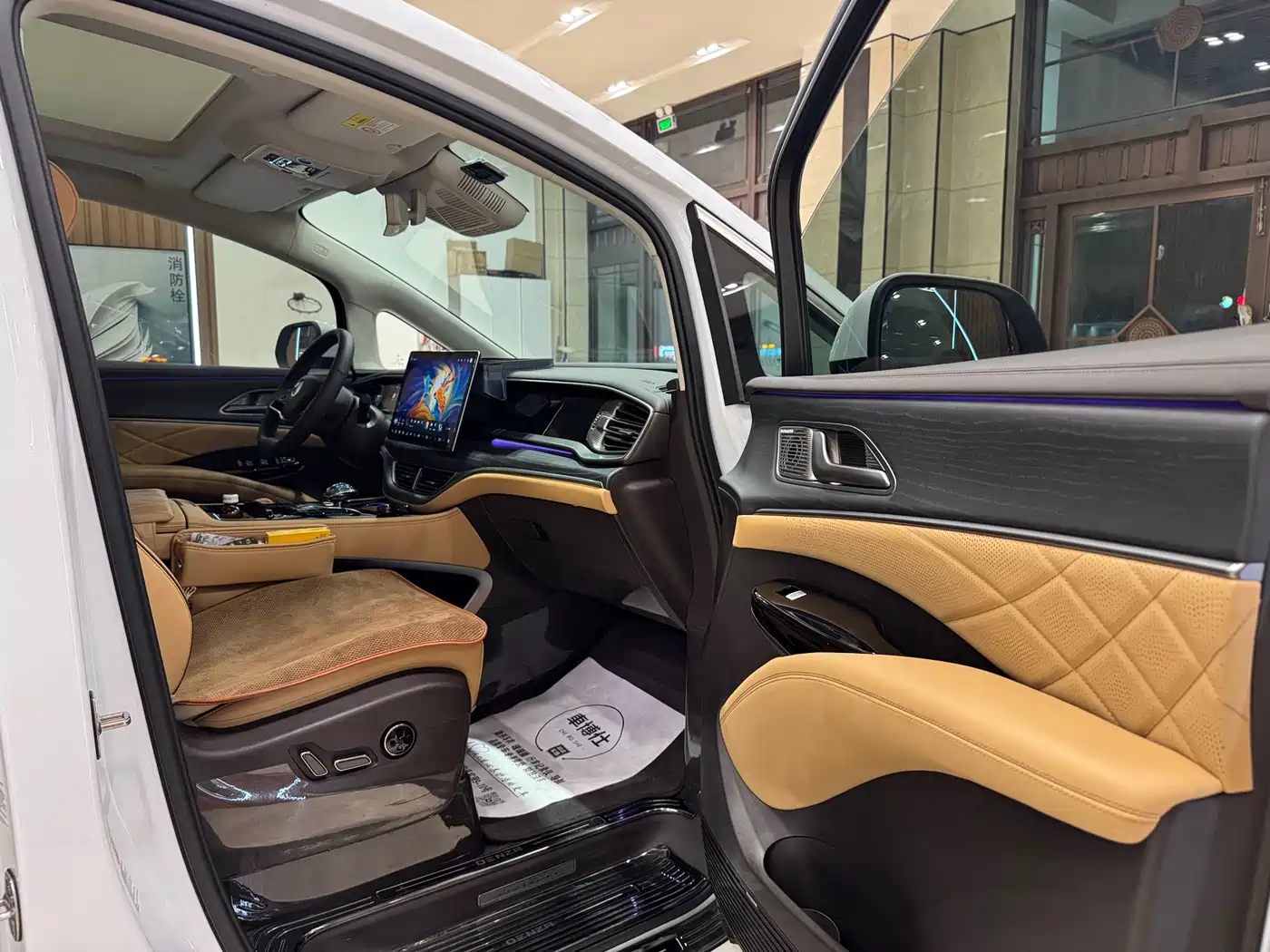 Denza D9 2024 DM-i 980 AWD Prestige фото 17