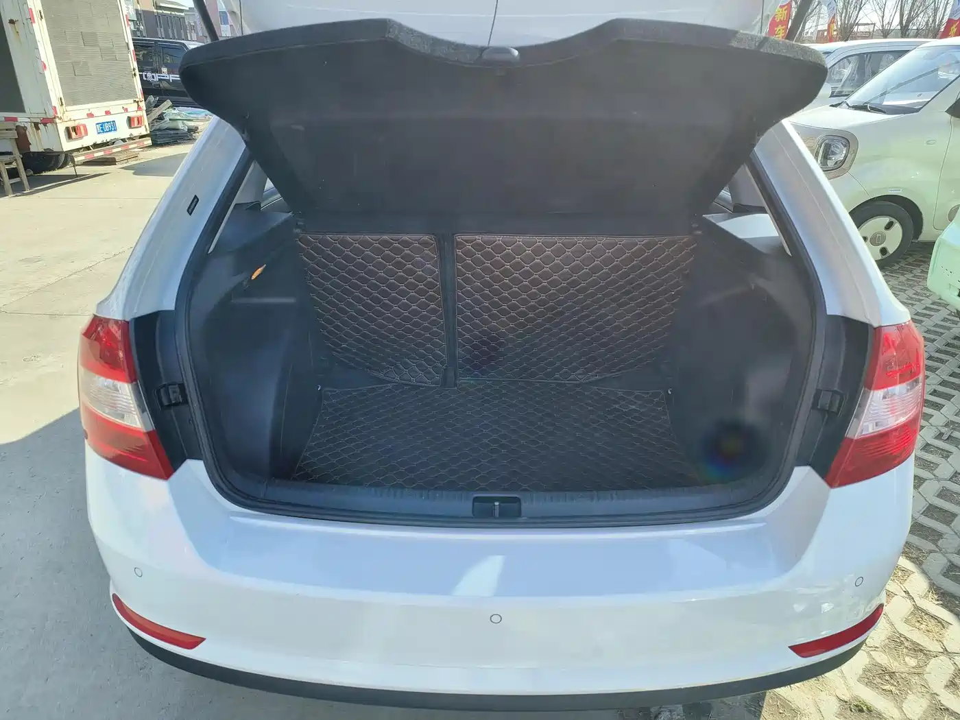 Škoda Skoda Rapid Spaceback 2016 Facelift 1.6L Automatic Innovation Edition фото 18