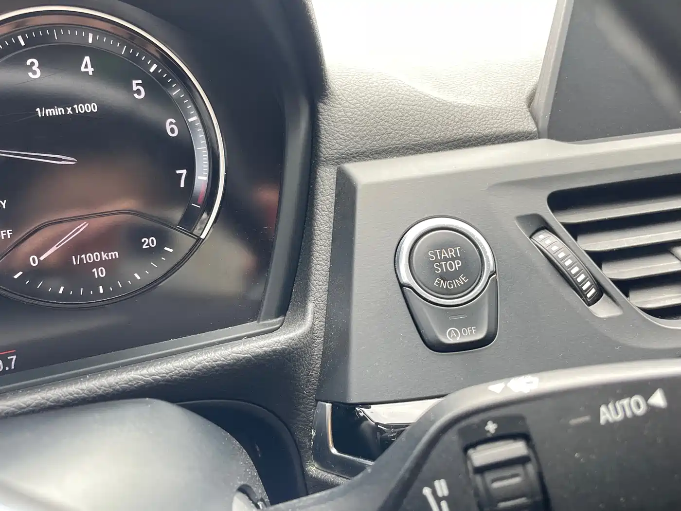 BMW 1 Series 2018 118i Sport Edition фото 32