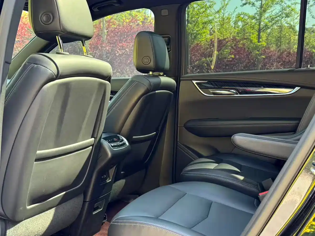 CADILLAC XT6