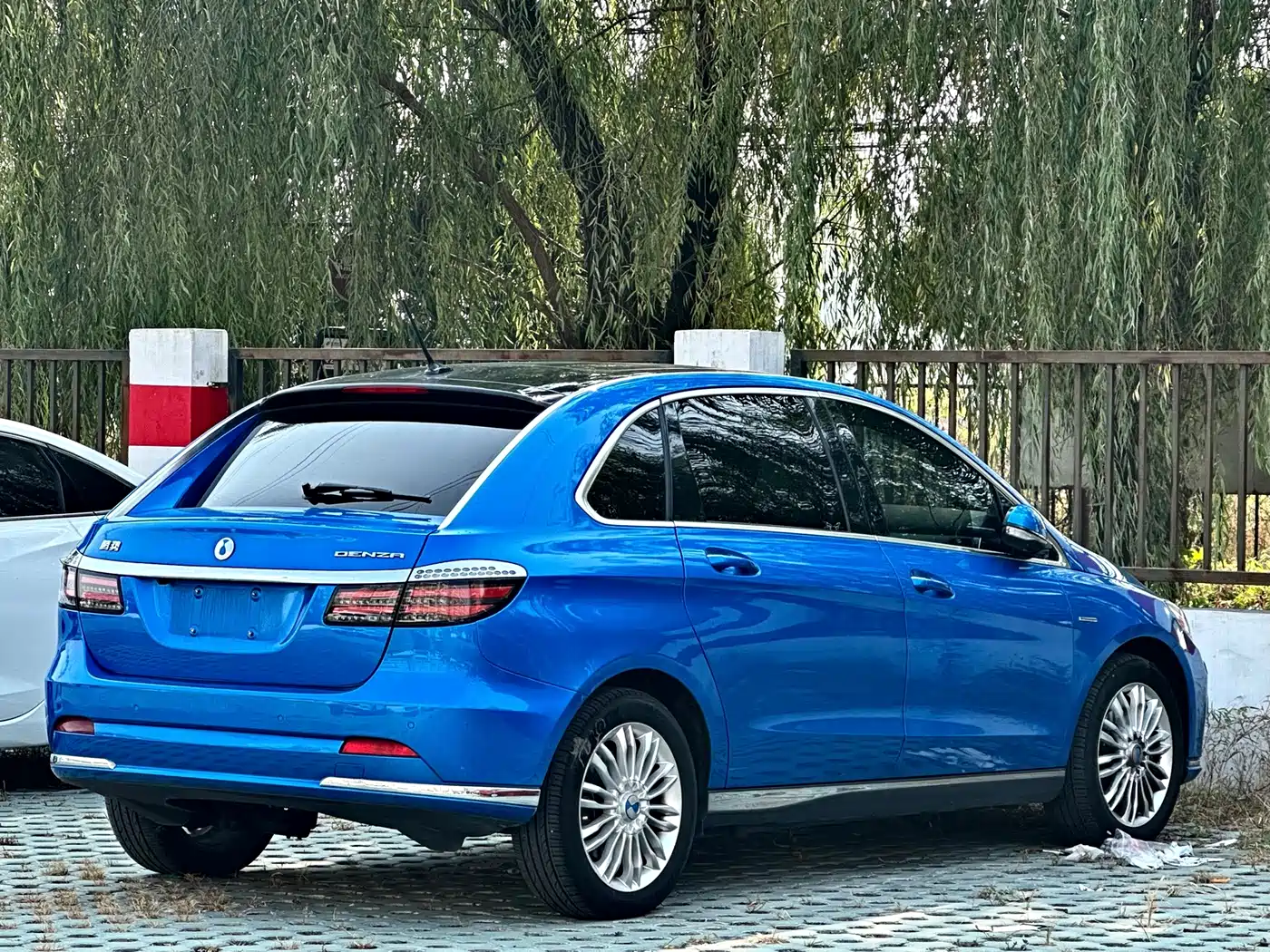 Denza Denza 2017 2017 Honor Edition