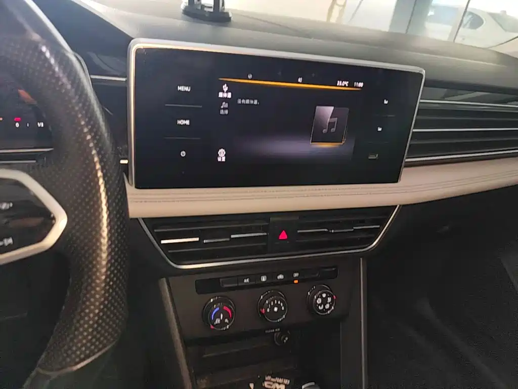 Photo 13 - Volkswagen Tiguan L