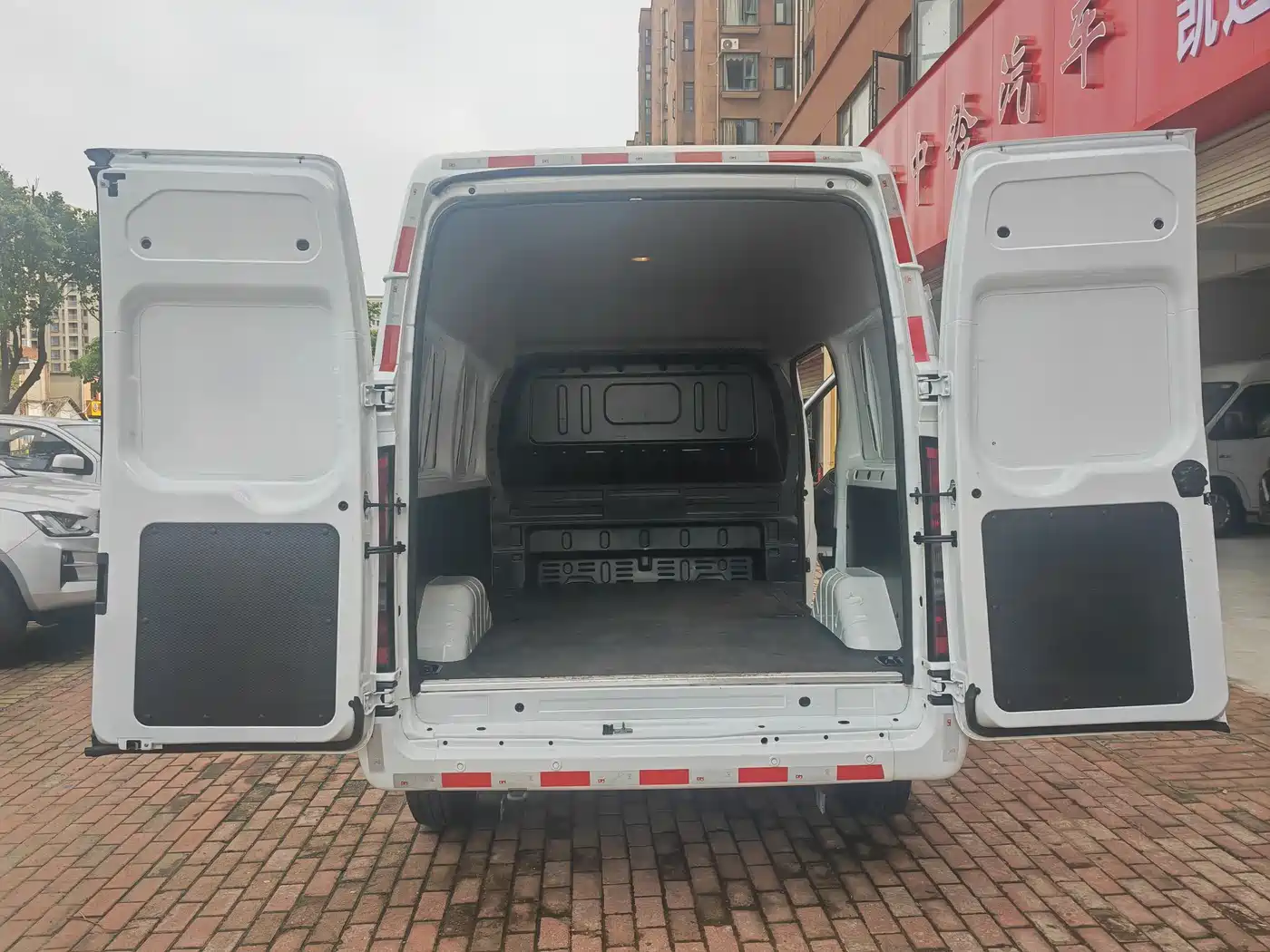 Jiangling JMC Fushun 2025 Model 2.0T 8AT Diesel Short Wheelbase Medium-High Roof Commercial Van 2/3 Seats фото 11