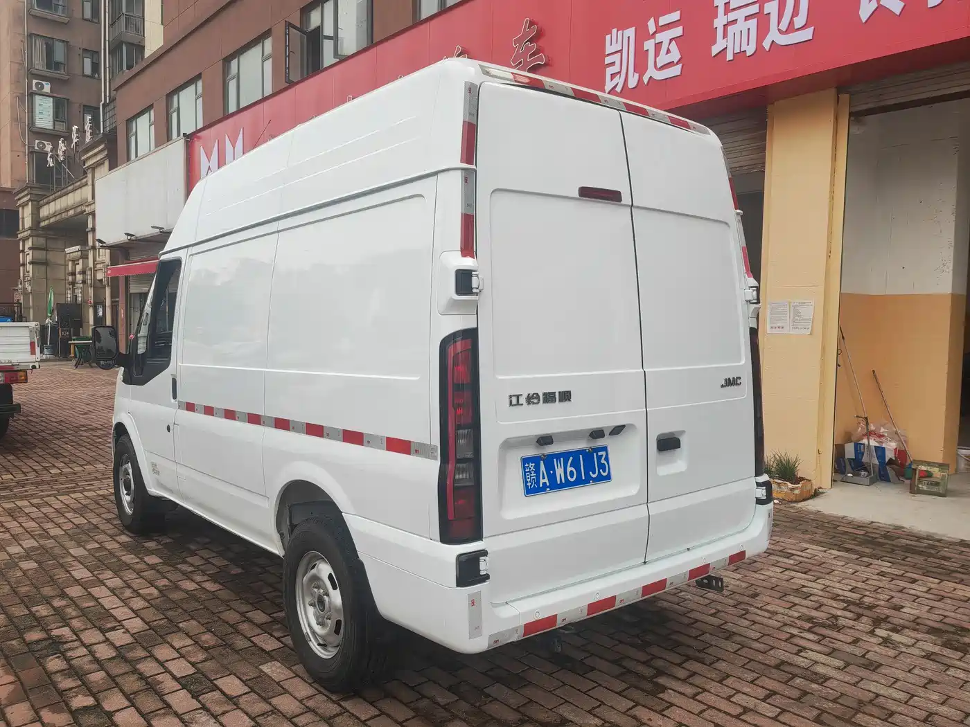 Jiangling JMC Fushun 2025 Model 2.0T 8AT Diesel Short Wheelbase Medium-High Roof Commercial Van 2/3 Seats фото 6