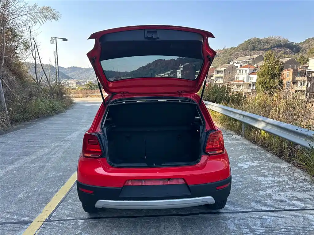 Volkswagen Polo 2016 1.6L Cross Polo Automatic фото 7