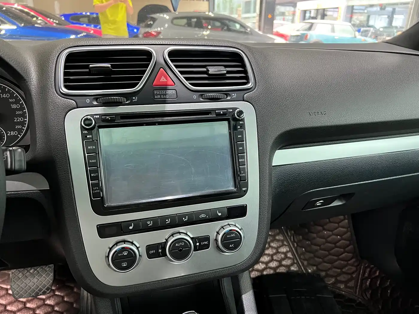 Volkswagen Scirocco 2011 2.0TSI Luxury фото 6