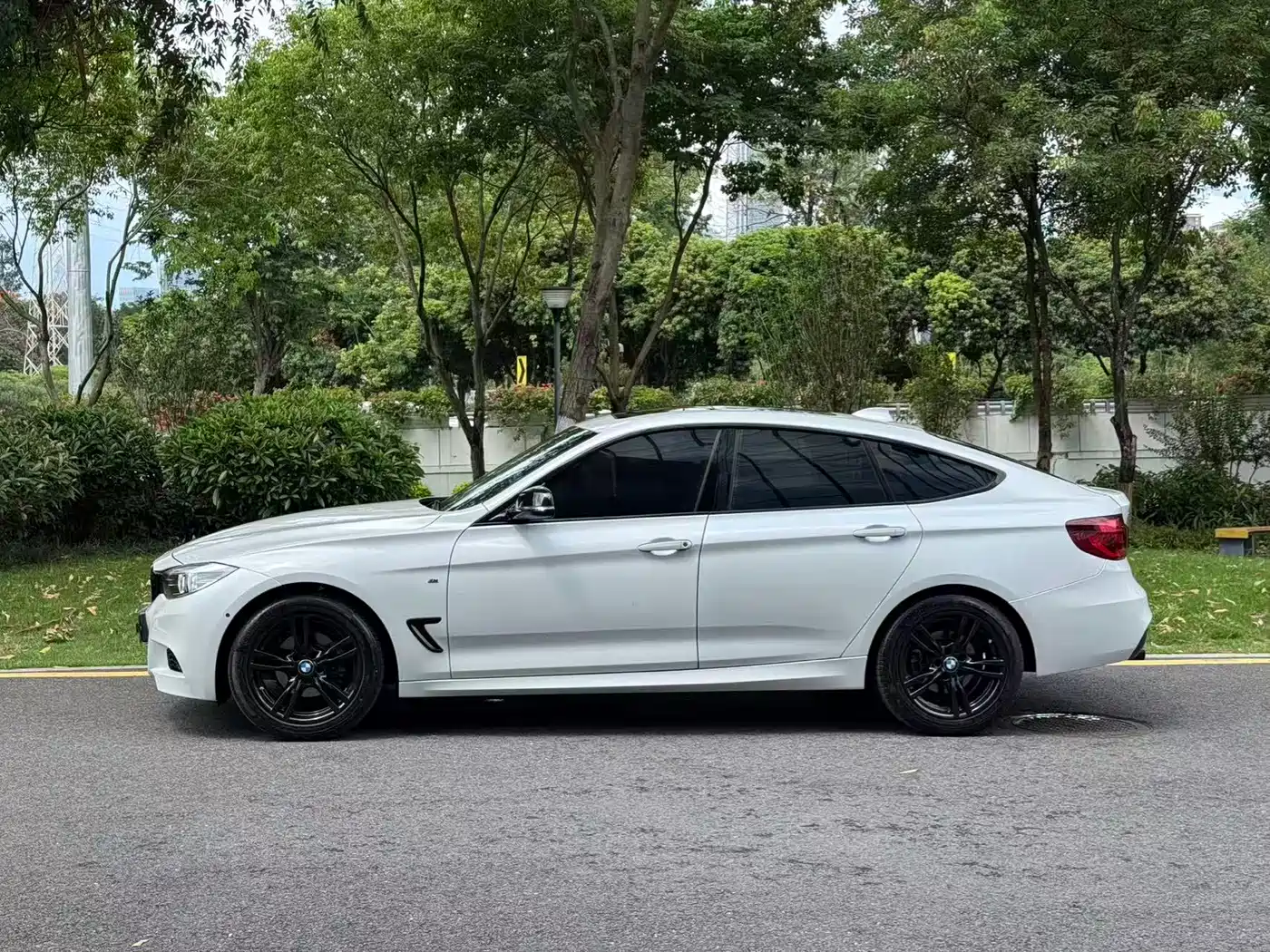 BMW 3 Series GT 2020 320i M Sport Black Night Edition фото 5