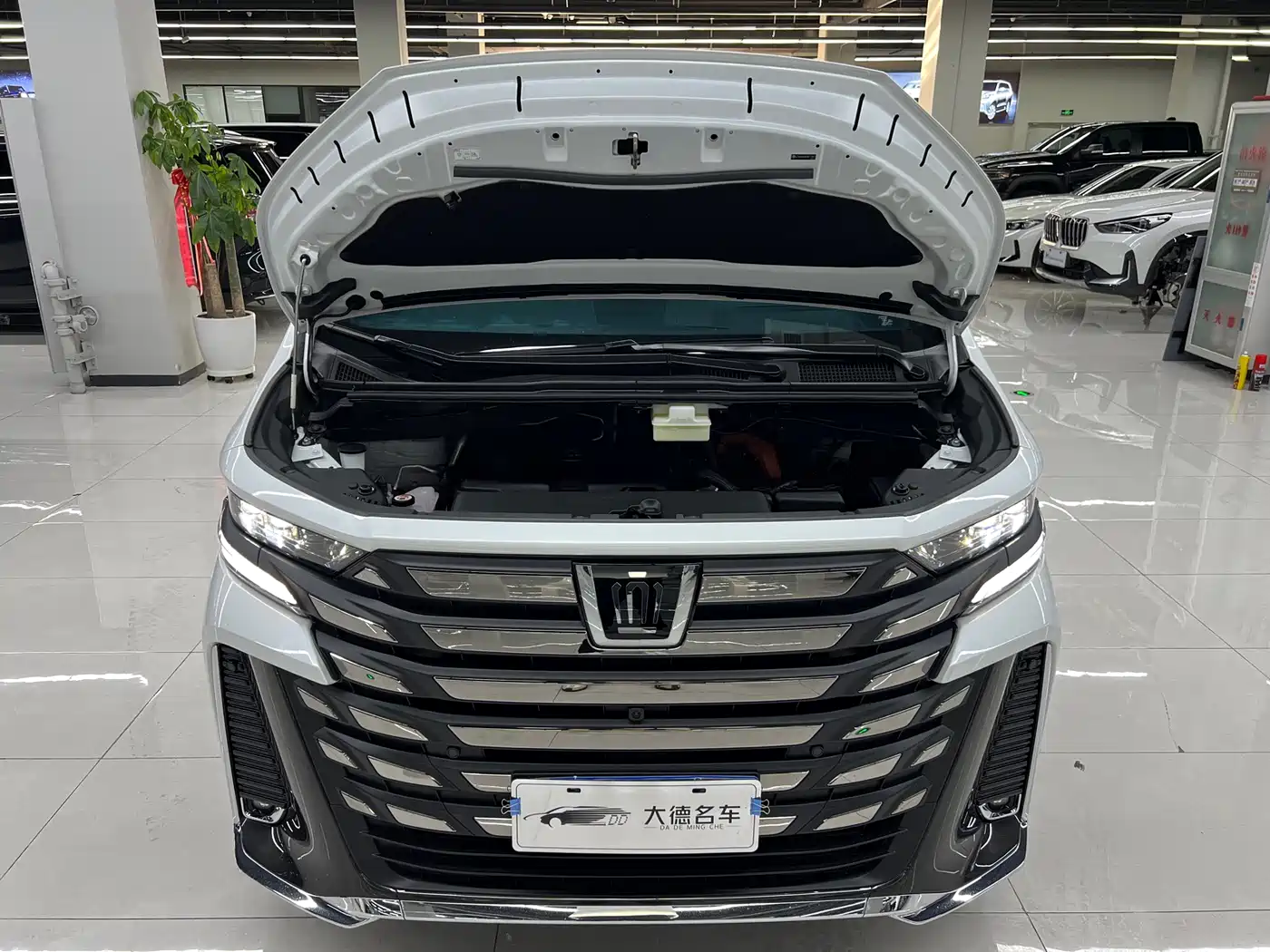 Toyota Vellfire 2024 Crown Hybrid 2.5L Executive Premium Edition фото 28
